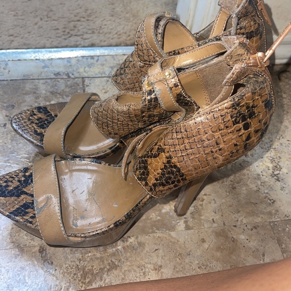 Snakeskin Tan Heels 👠 - Picture 4 of 9